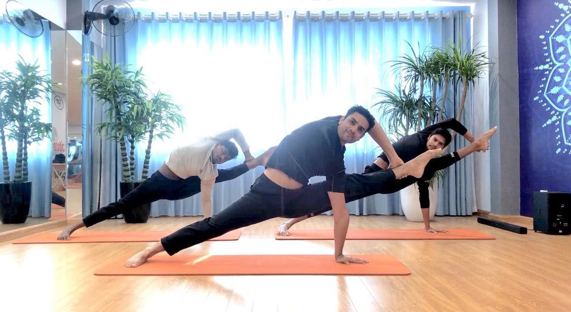 Partner yoga alignment